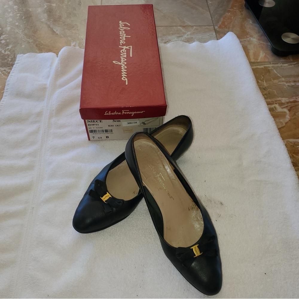 Authentic black Salvatore Ferragamo Niece Sasso low heeled pumps. Size 7.5